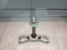 Honda CB 1300 super four Bottom Yoke / Axle 98-02’
