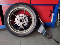 Ducati 1098R ψαλίδι - τροχός - λάστιχο- δισκοπλακα - δαγκάνα - μοχλικο - γρανάζι - γραναζιέρα - φτερό αλυσίδας - άξονας ψαλιδιού