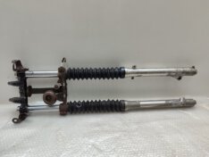 YAMAHA DT 125 LC1- FORKS/TRIPLE CLAMP