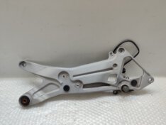 YAMAHA GTS 1000- FOOT REST BRACKET RIGHT+ VALVE