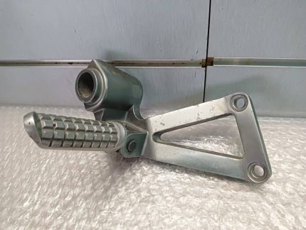 Kawasaki ZX 9R B Footpeg / Footrest  / Bracket Right